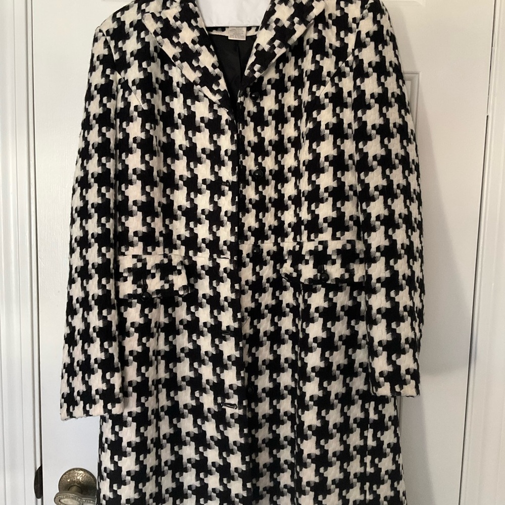 Chic Black and White Houndstooth Coat